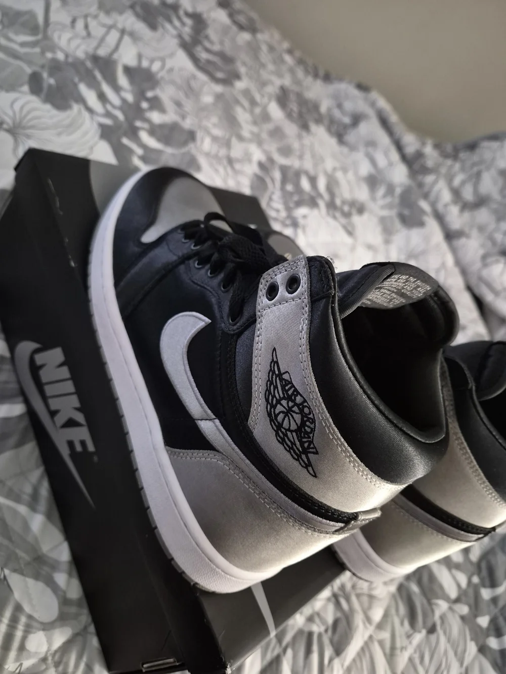Nike WMNS Air Jordan 1 Retro Hi OG - Black/Medium Grey/White